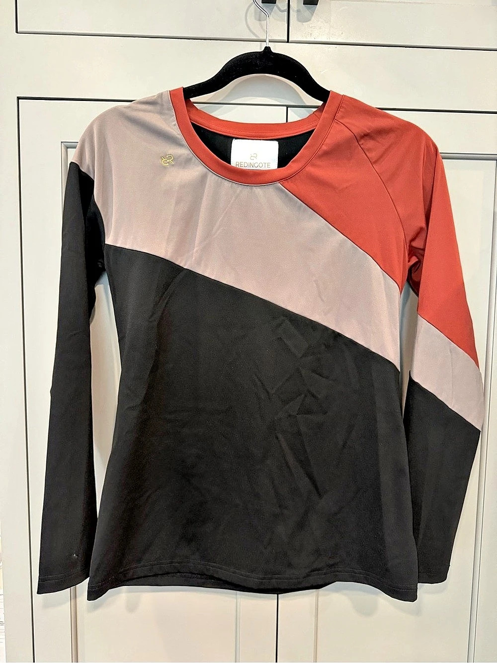 Redingote equestrian sporty top. Red Canoe Color Block Long Sleeve Shirt in Blac